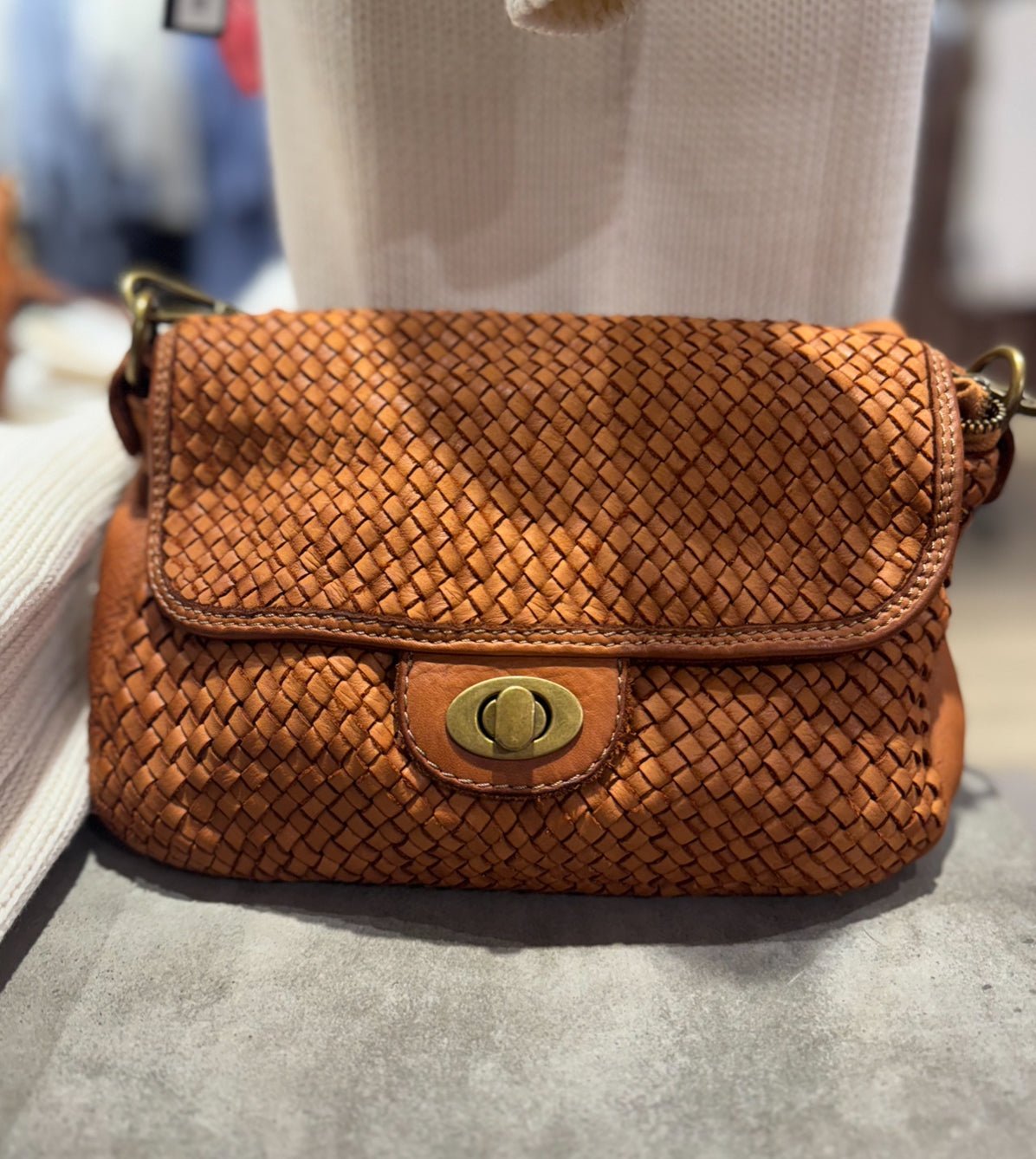Wilma Rose  WR Flettet skinnveske med bronse knapp